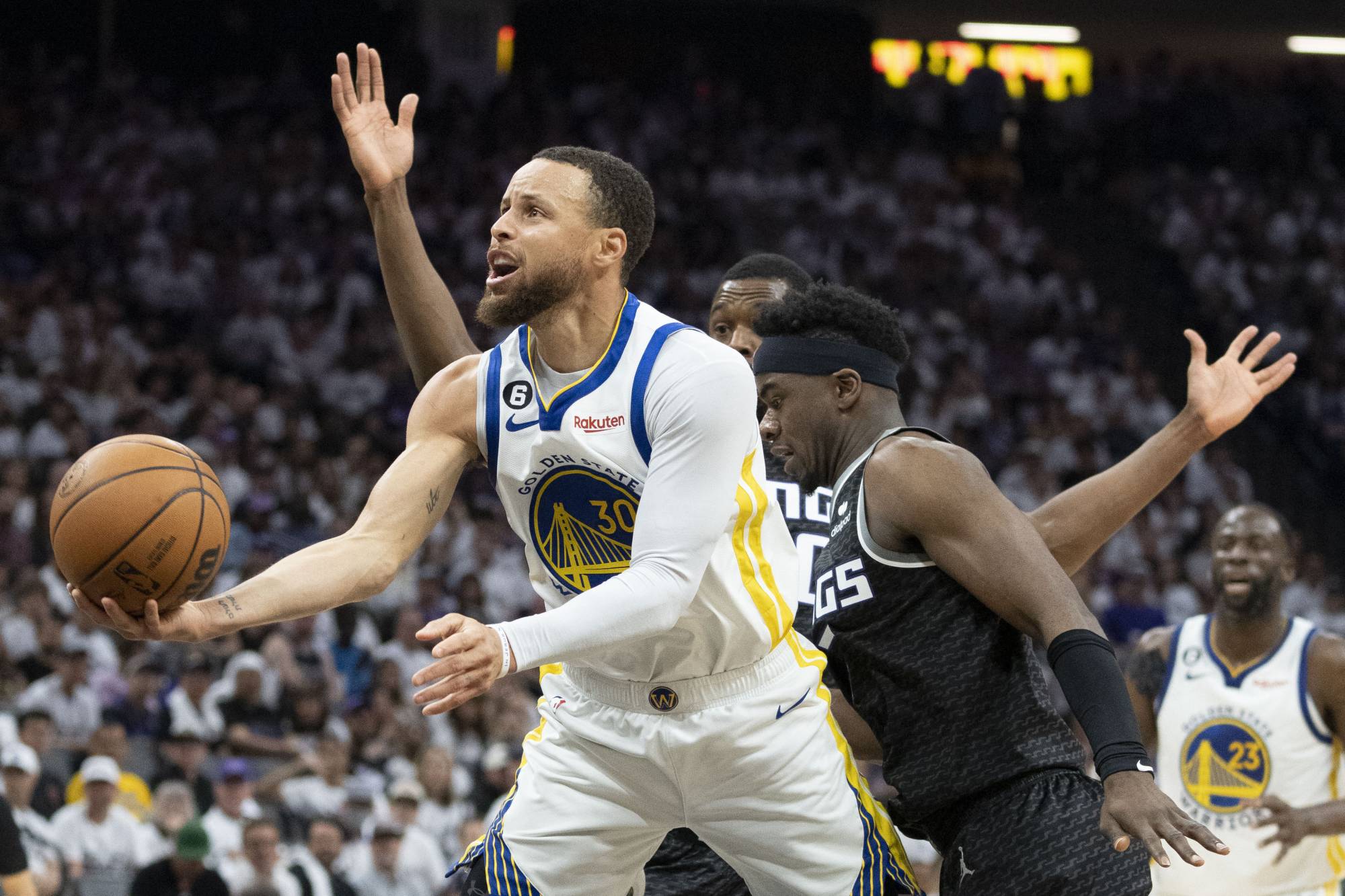 36-Point Showdown In a dazzling display of skill and resilience, Stephen Curry led the Golden State Warriors to a triumphant 121-115 victory against the